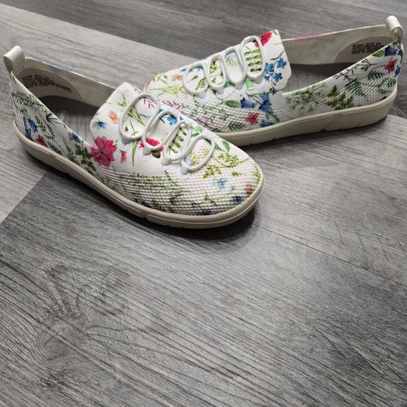 BareTraps Shoes - Baretraps Graciela  slip-on sneakers in a white and multi-colored floral